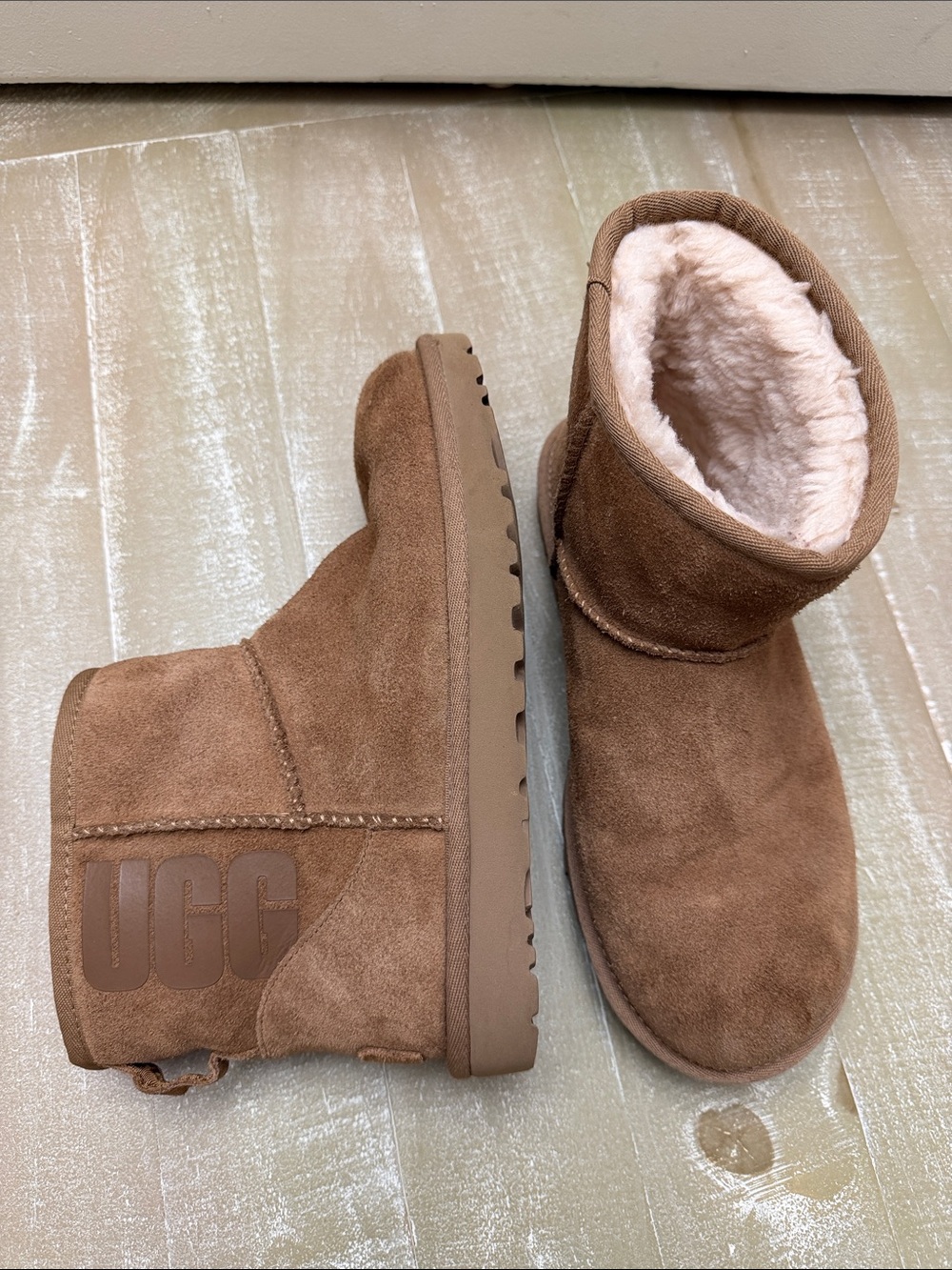 UGG Classic Mini UGG Rubber Logo Boots Brown US 7